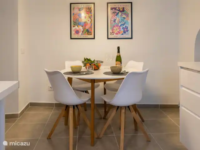 Volledig ingerichte keuken met tafel met 4 stoelen.